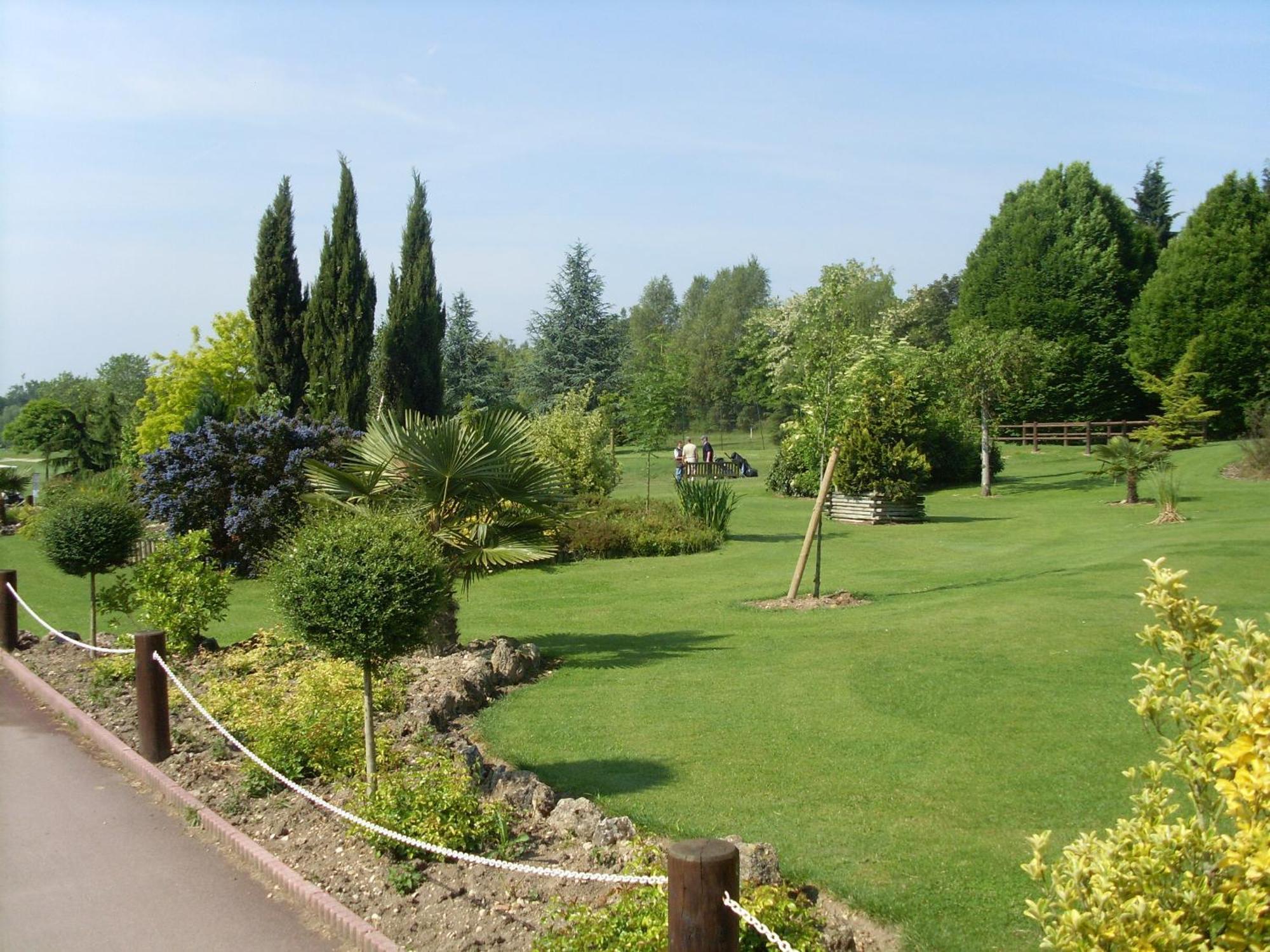 Hotel Abbaye Du Golf De Lesigny Exteriör bild